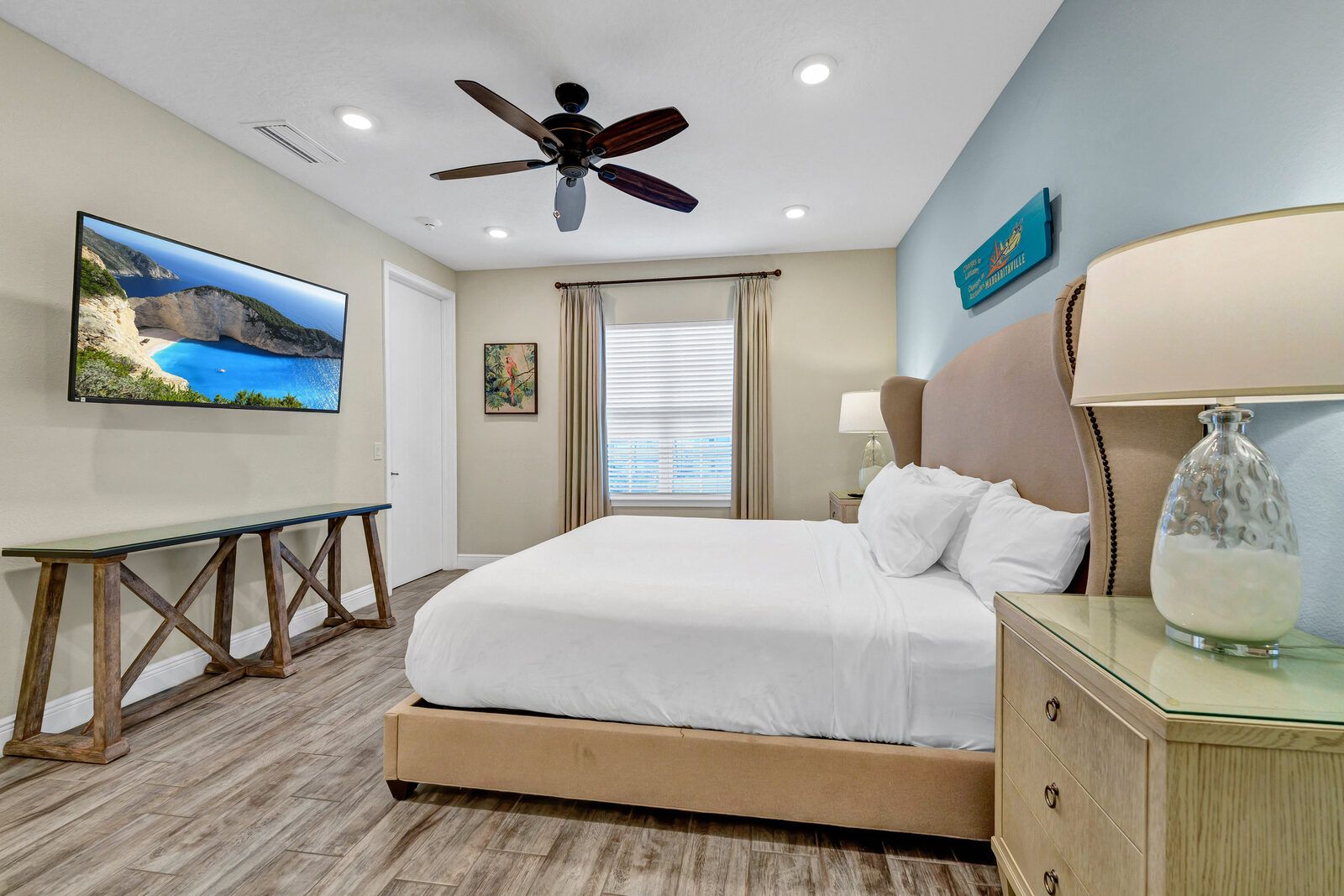 King bedroom with a desk
